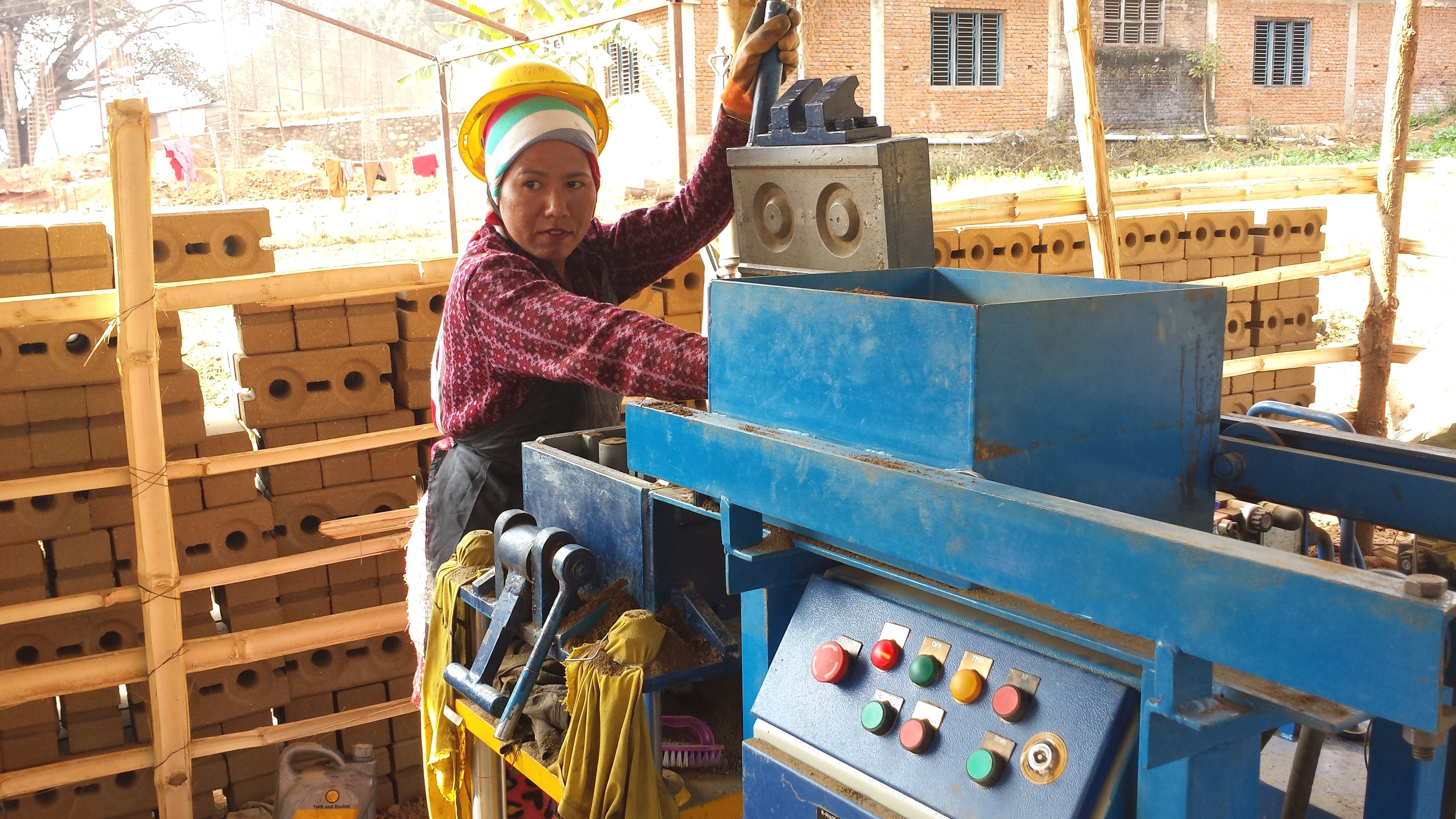 Sunita是木雕课的学员。她希望受训后，可以透过木雕赚取收入。（摄影︰李宝琪/乐施会）